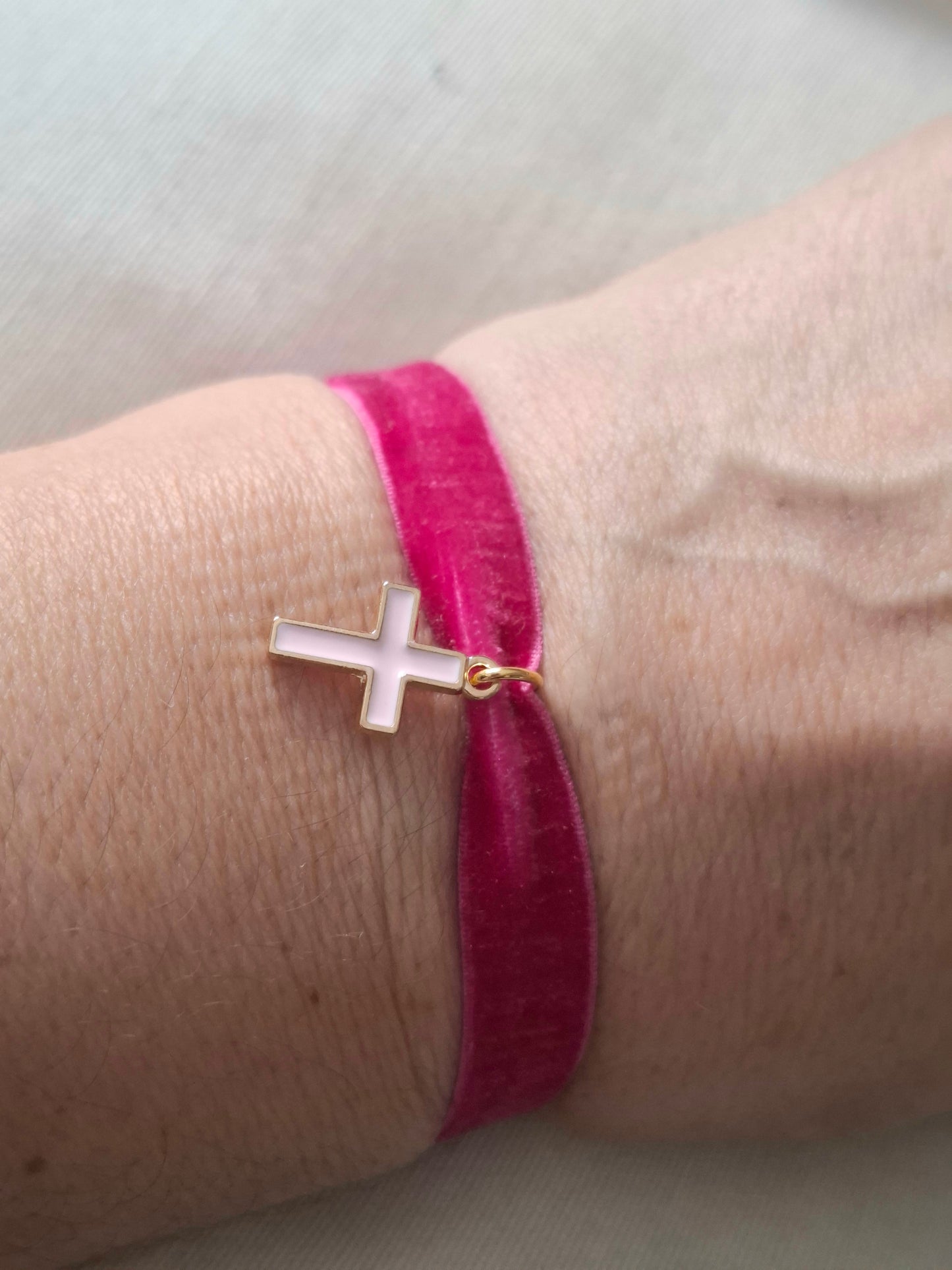 Pulsera terciopelo ELÁSTICO CRUZ ROSA ESMALTADA
