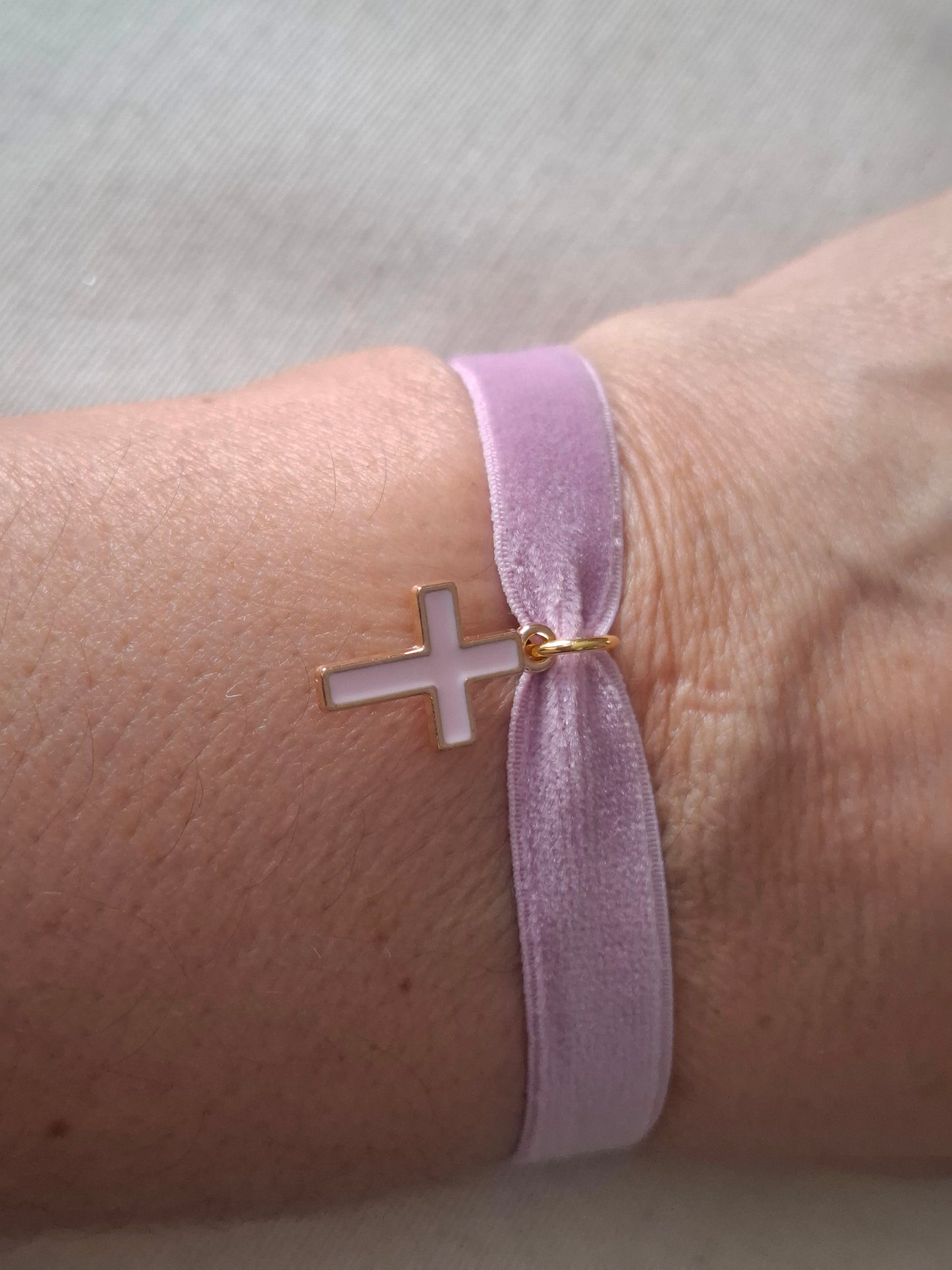 Pulsera terciopelo ELÁSTICO CRUZ ROSA ESMALTADA
