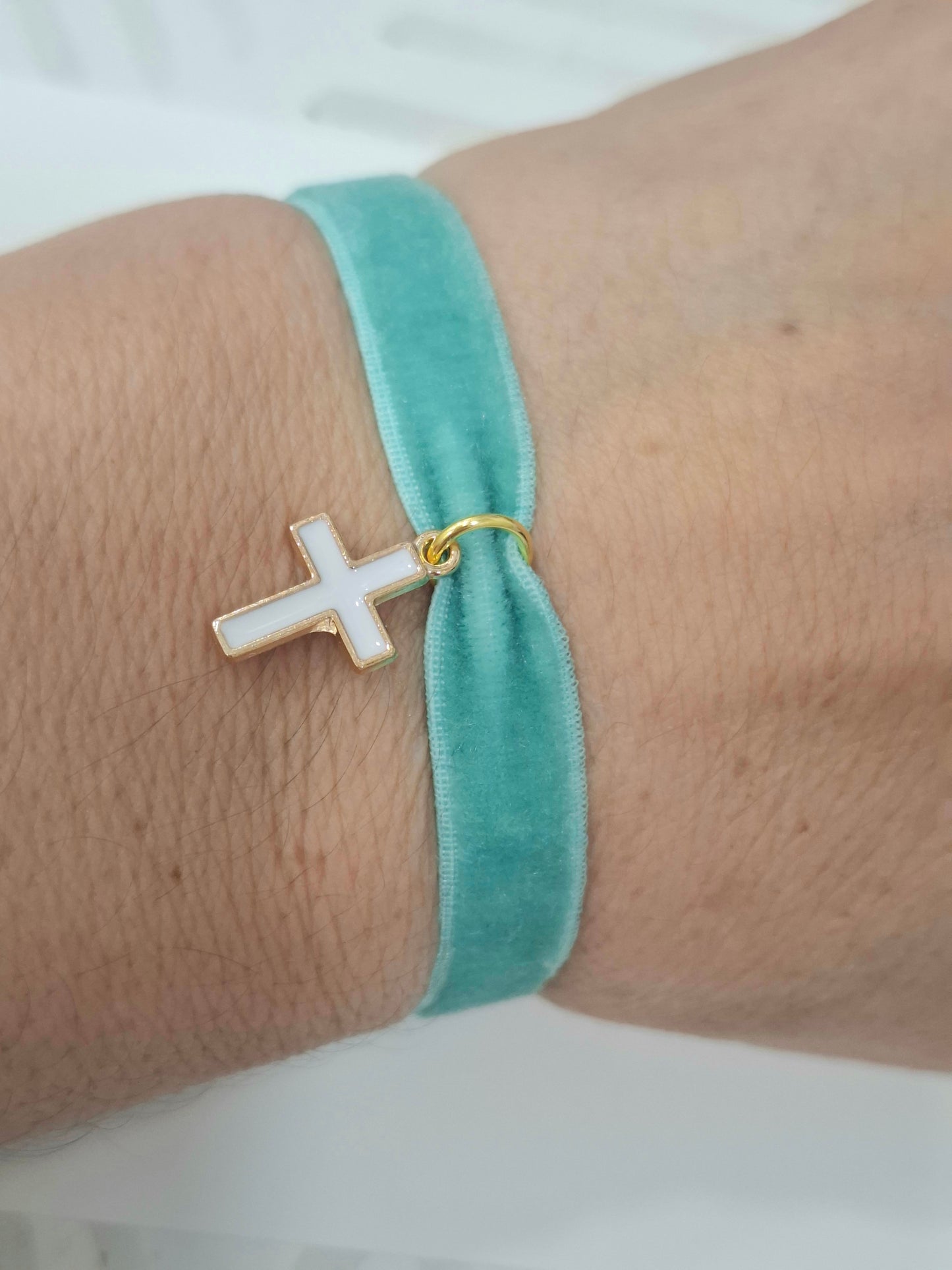 Pulsera terciopelo ELÁSTICO CRUZ ROSA ESMALTADA