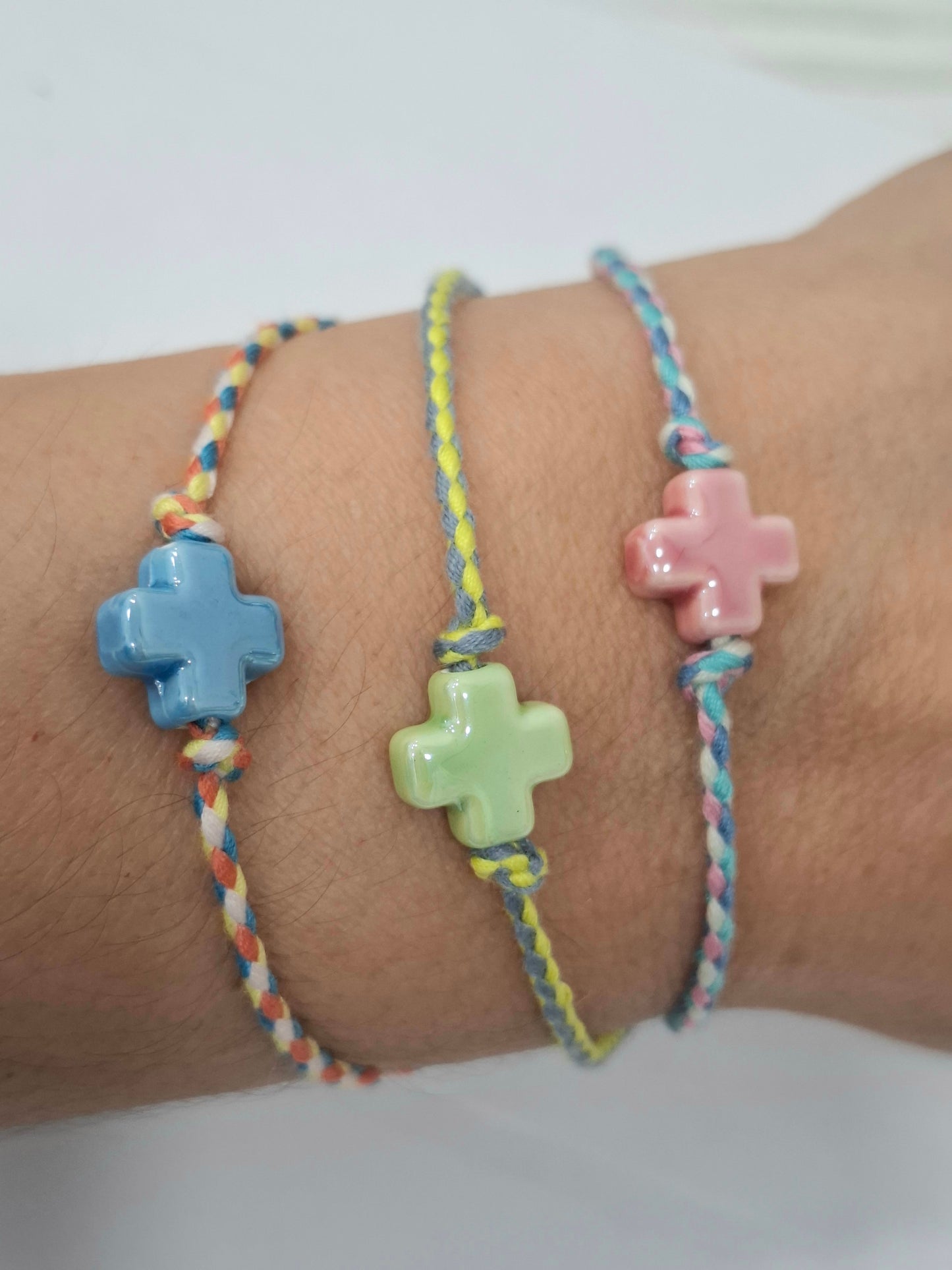 Pulsera CRUZ cerámica hilo