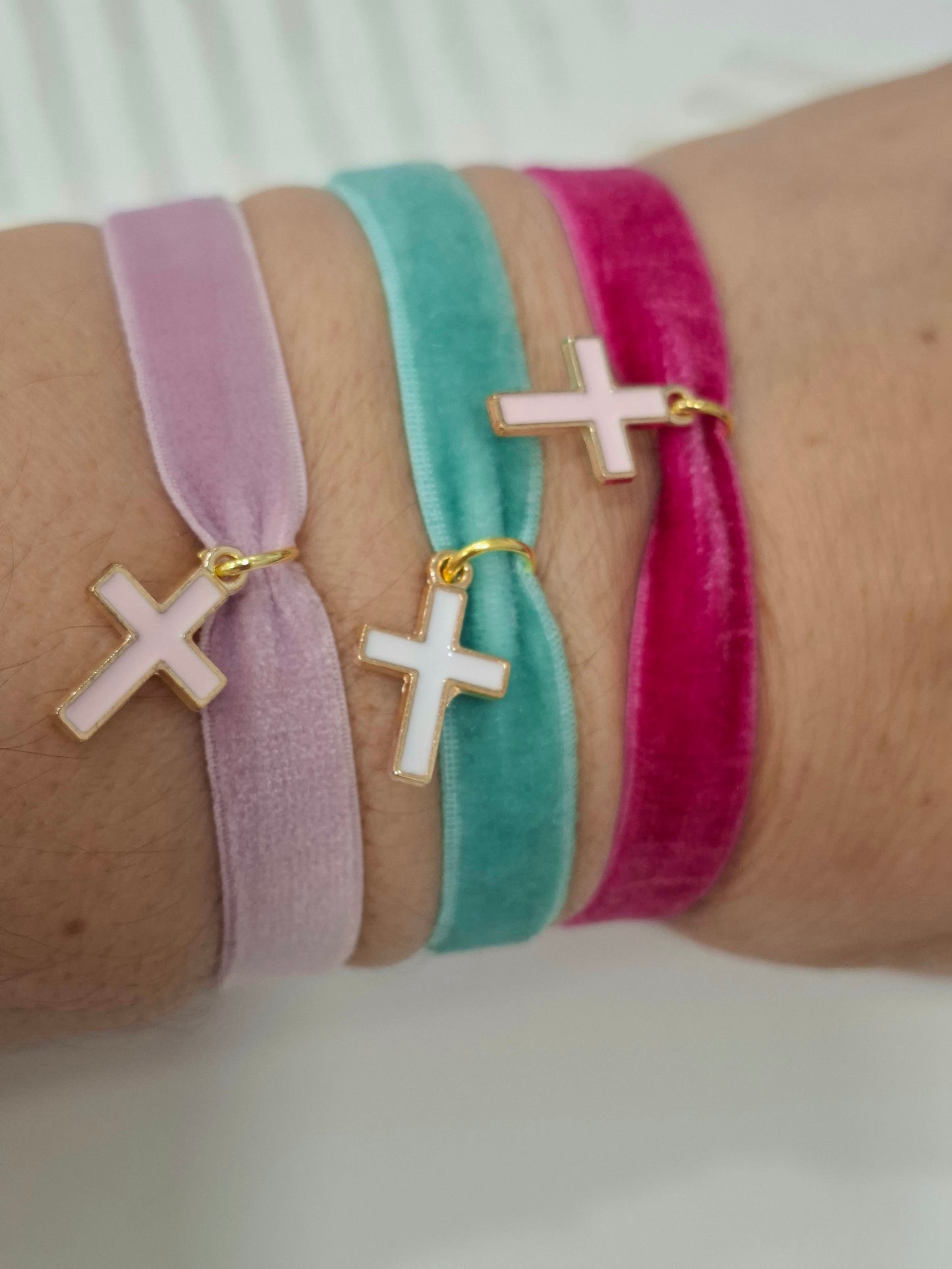 Pulsera terciopelo ELÁSTICO CRUZ ROSA ESMALTADA