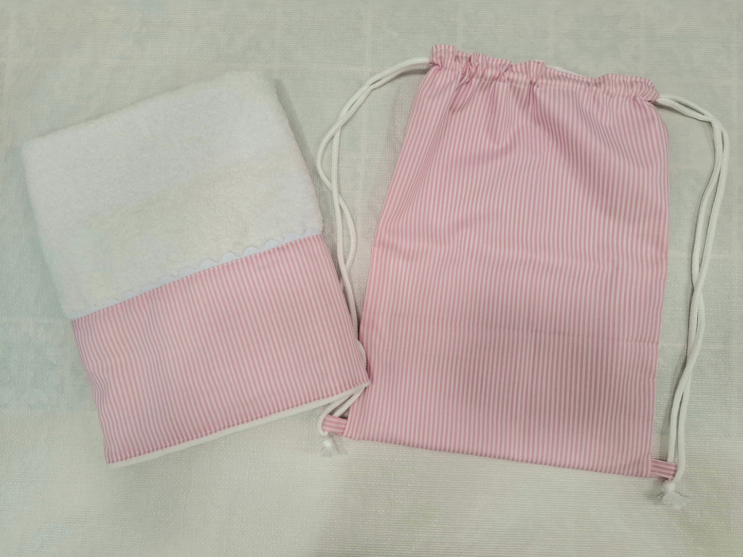 Mochila y toalla RAYITAS rosas