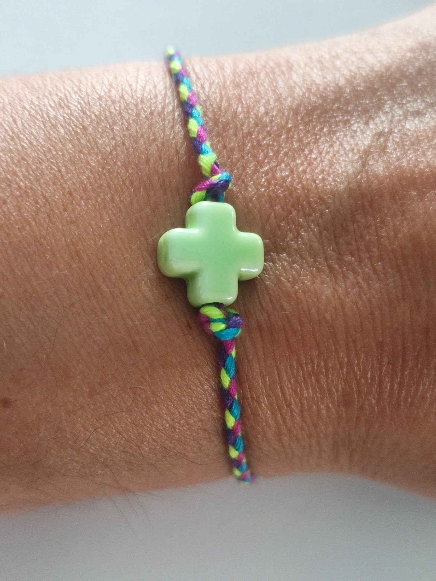 Pulsera CRUZ cerámica hilo