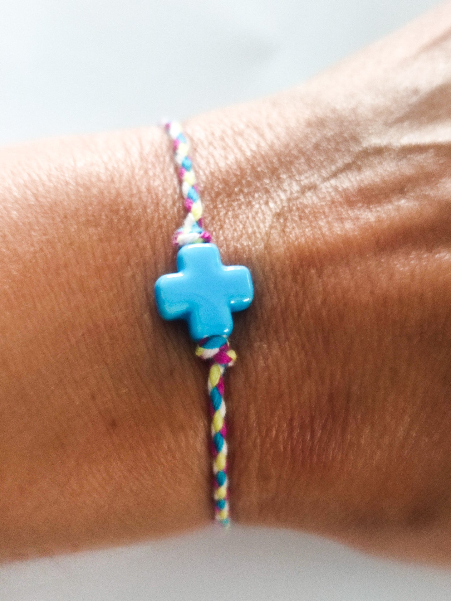 Pulsera CRUZ cerámica hilo