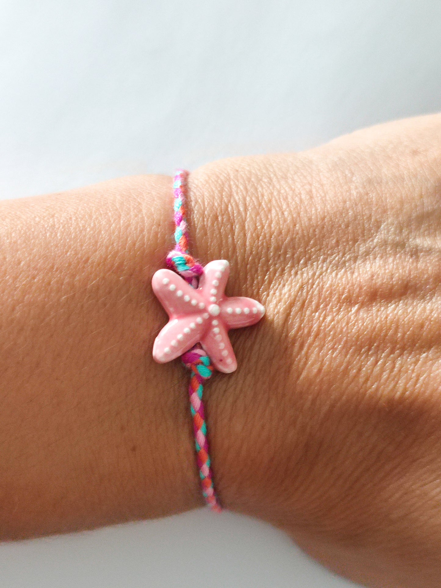 Pulsera ESTRELLA cerámica rosa hilo