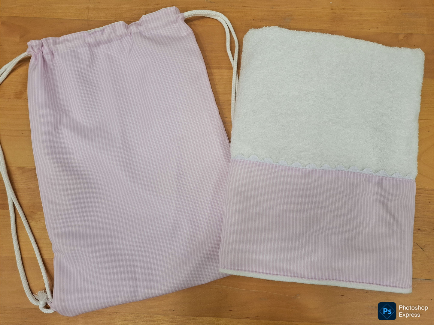 Mochila y toalla RAYITAS rosa claro
