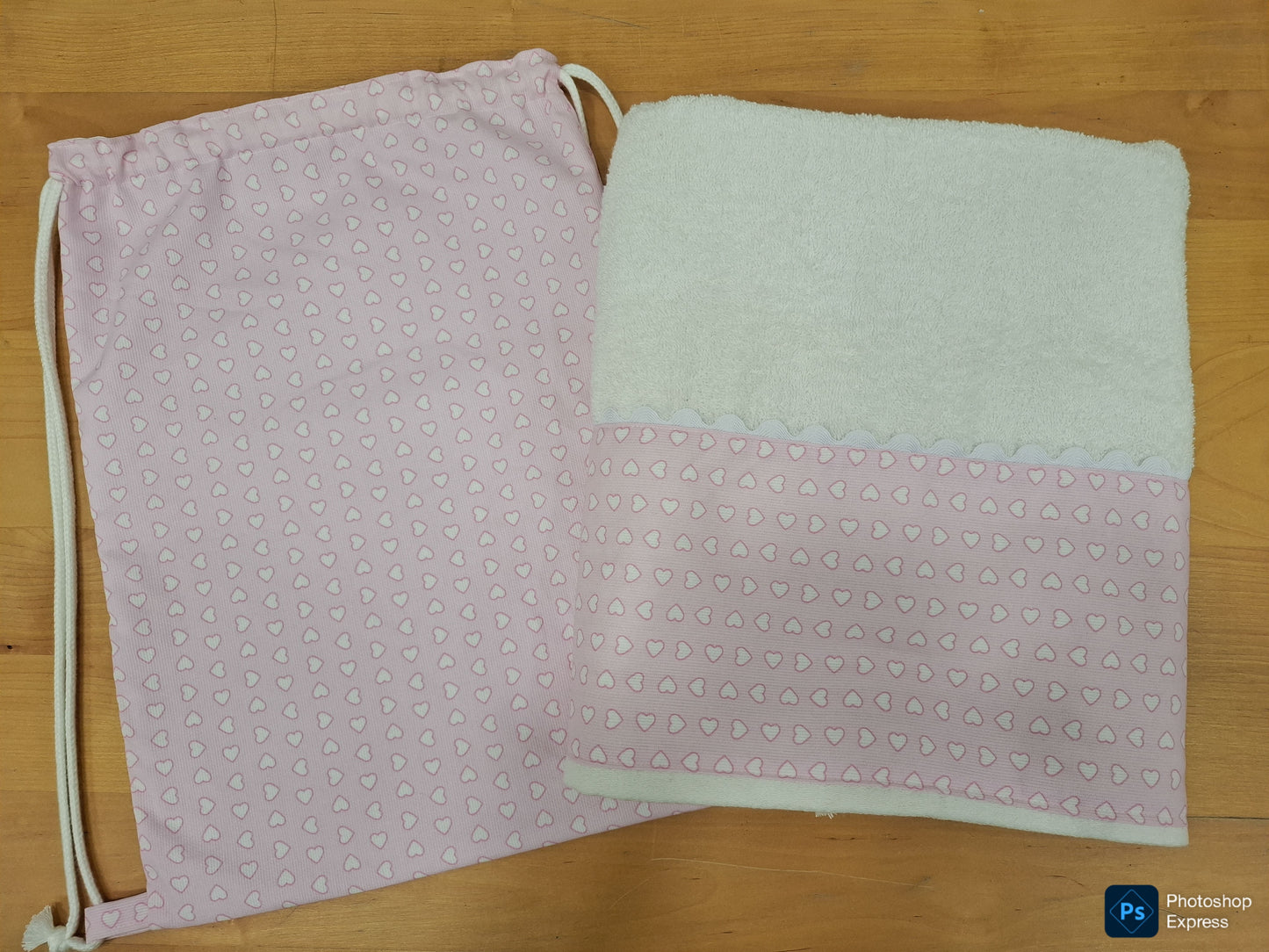 Mochila y toalla CORAZONES rosa