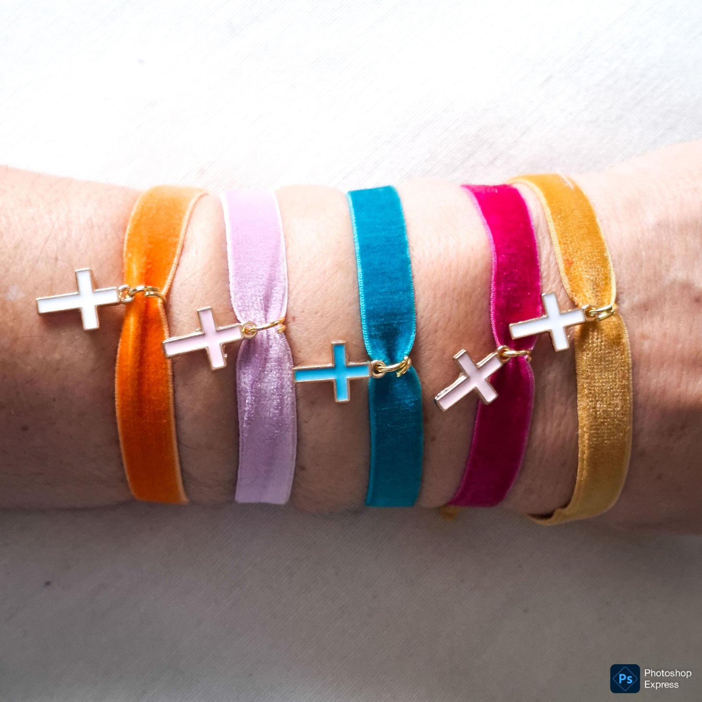 Pulsera terciopelo ELÁSTICO CRUZ ROSA ESMALTADA