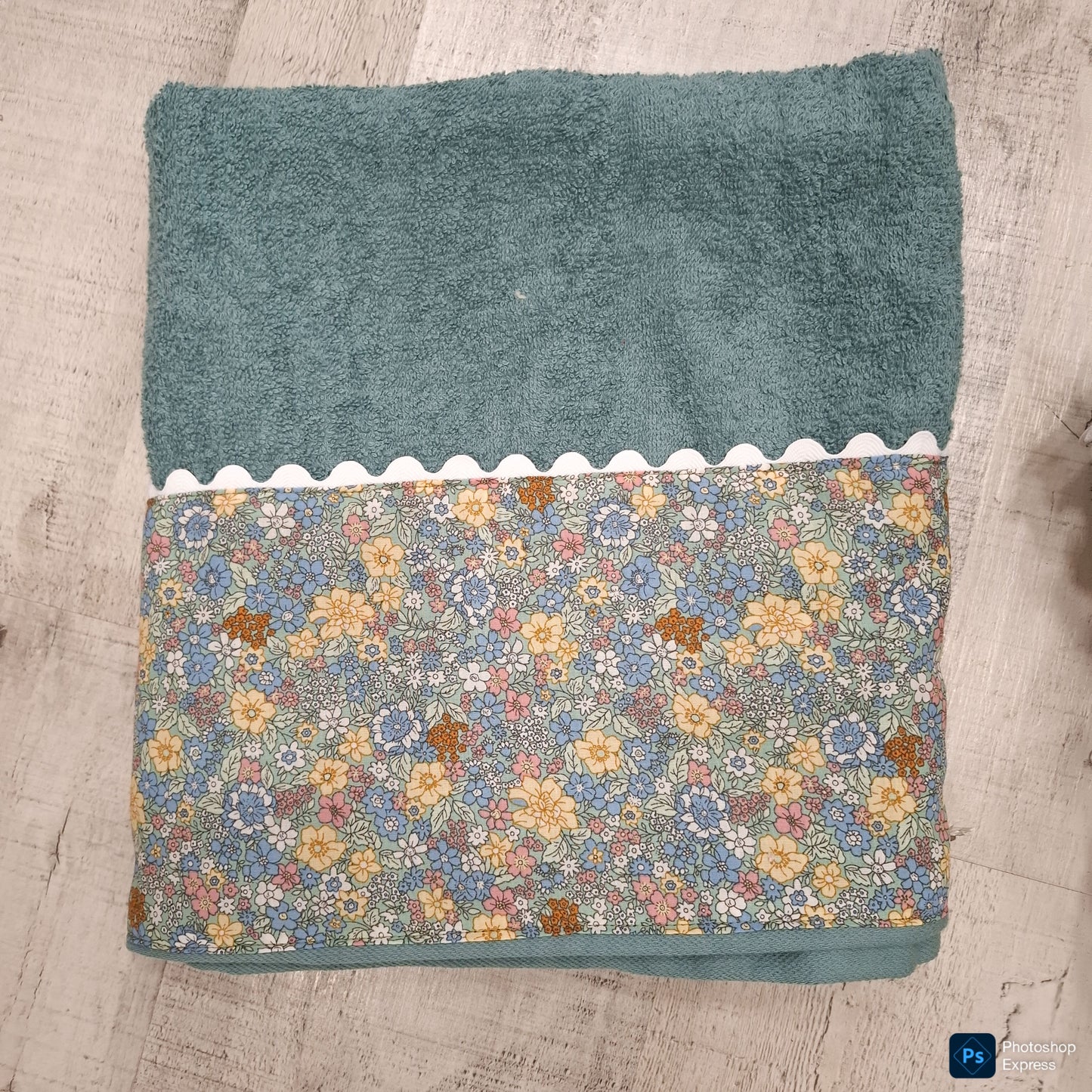 Cesto y toalla verde FLORES personalizada con nombre