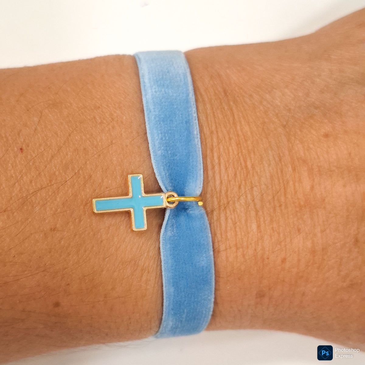 Pulsera terciopelo ELÁSTICO CRUZ ESMALTADA
